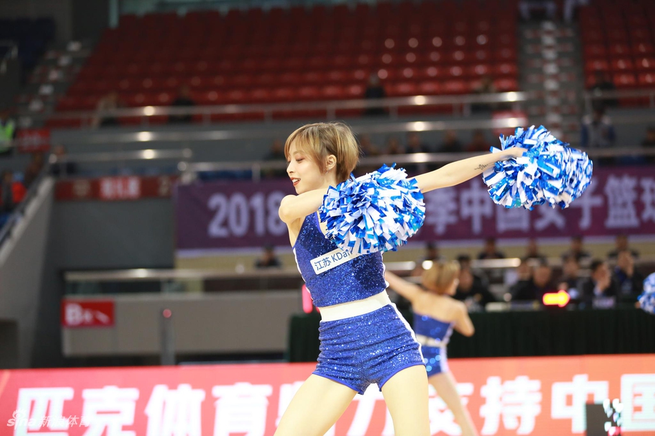 性感娇蛮还是短发!她的眼神会看醉