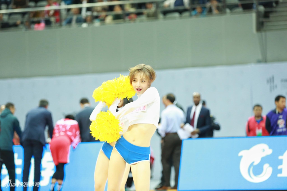 性感娇蛮还是短发!她的眼神会看醉