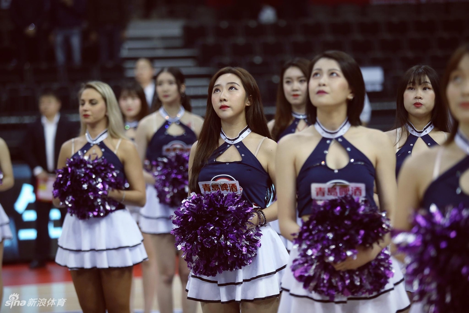 科比小迷妹！她可爱又肉感十足