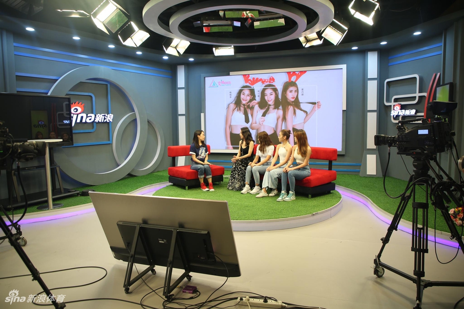 高颜值!女神啦啦队做客新浪