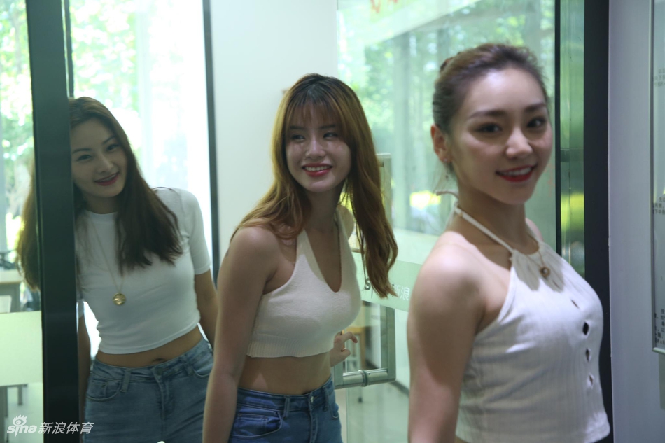 高颜值!女神啦啦队做客新浪