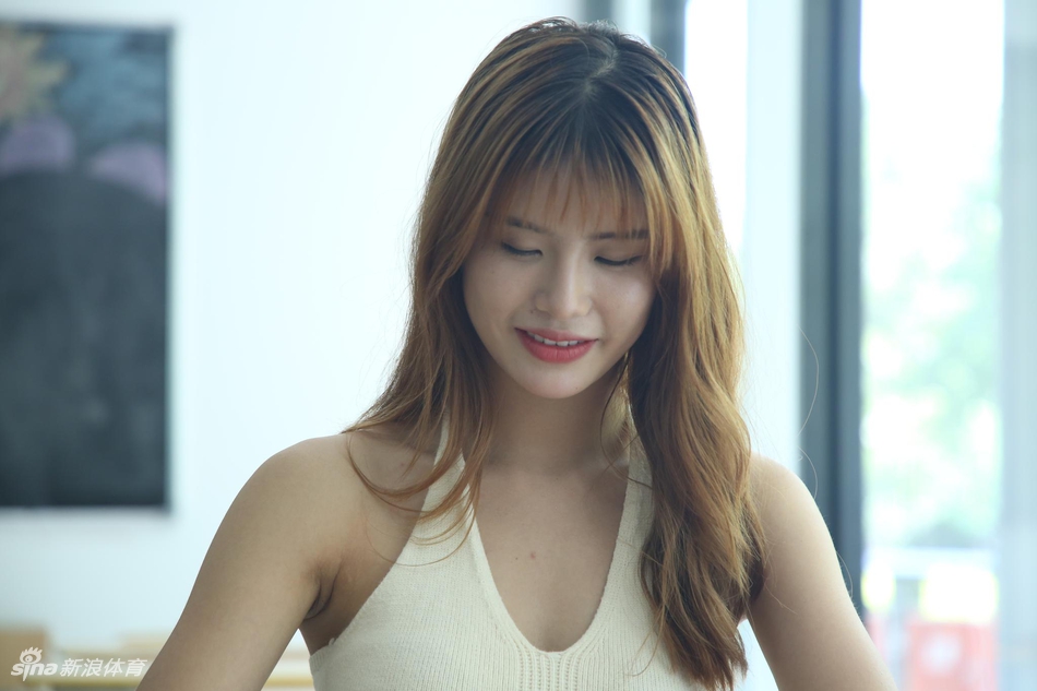 高颜值!女神啦啦队做客新浪