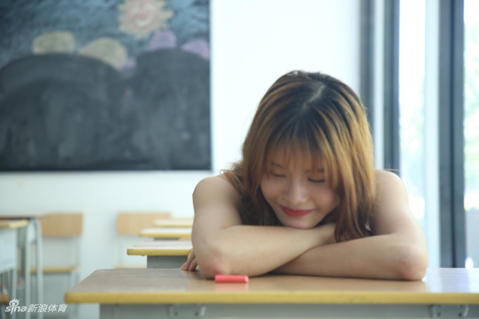 高颜值!女神啦啦队做客新浪