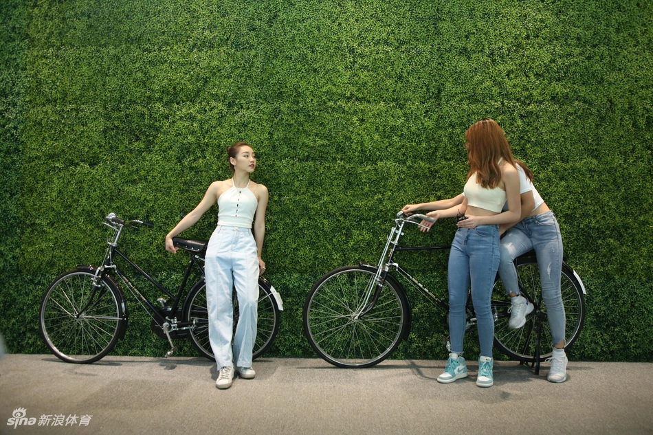 高颜值!女神啦啦队做客新浪