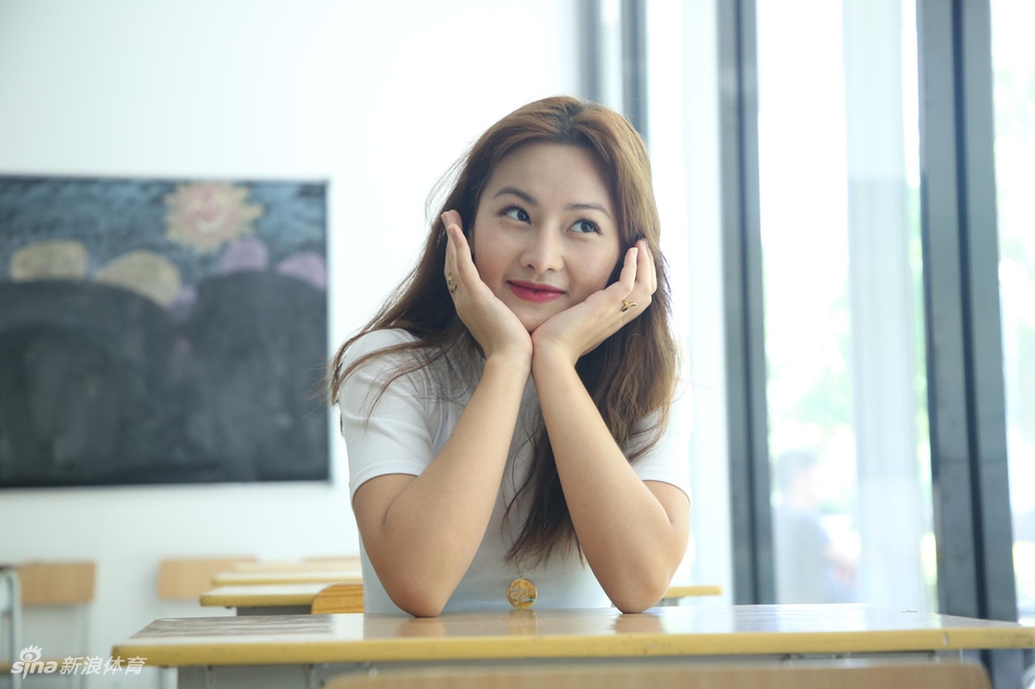 高颜值!女神啦啦队做客新浪