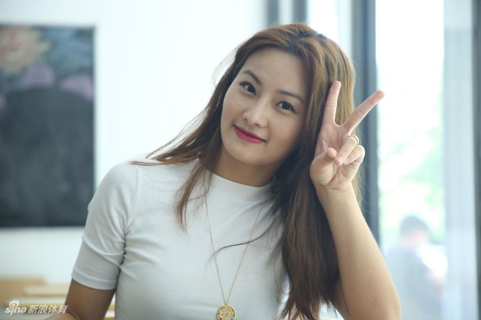 高颜值!女神啦啦队做客新浪