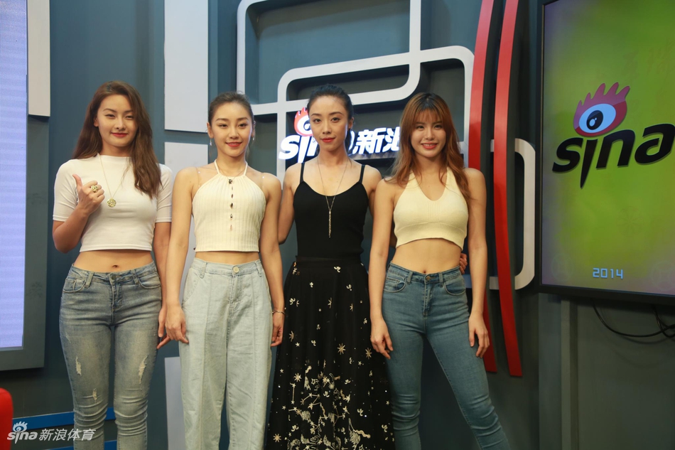 高颜值!女神啦啦队做客新浪