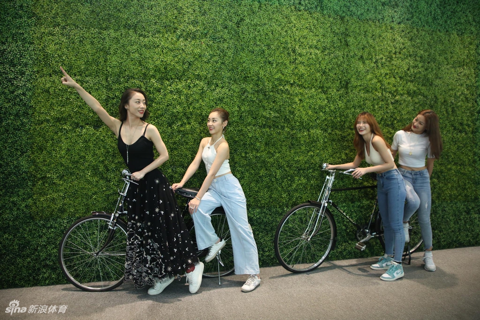 高颜值!女神啦啦队做客新浪