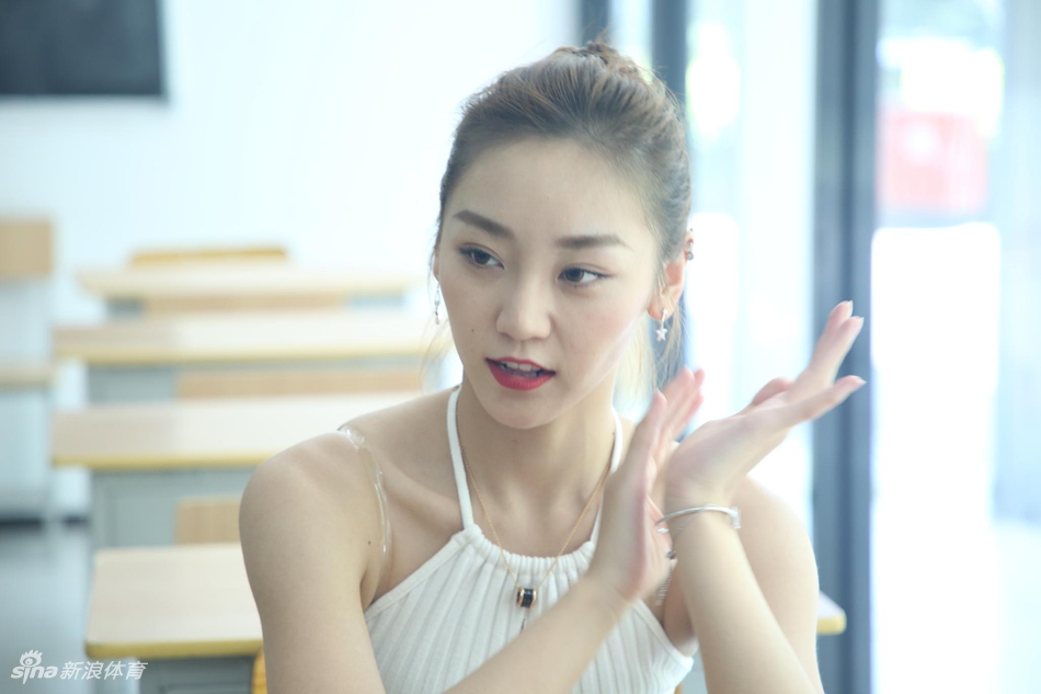 高颜值!女神啦啦队做客新浪