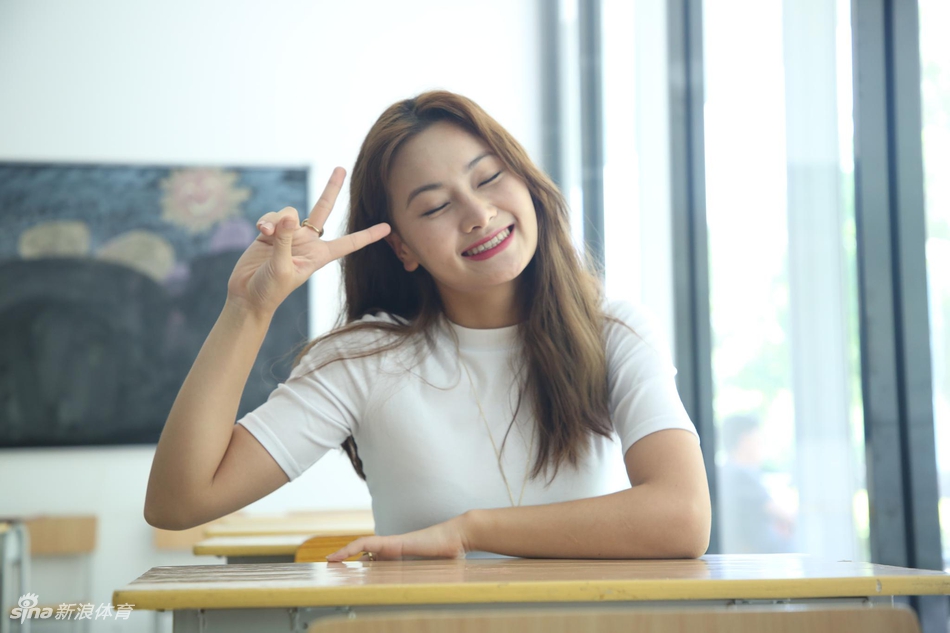 高颜值!女神啦啦队做客新浪