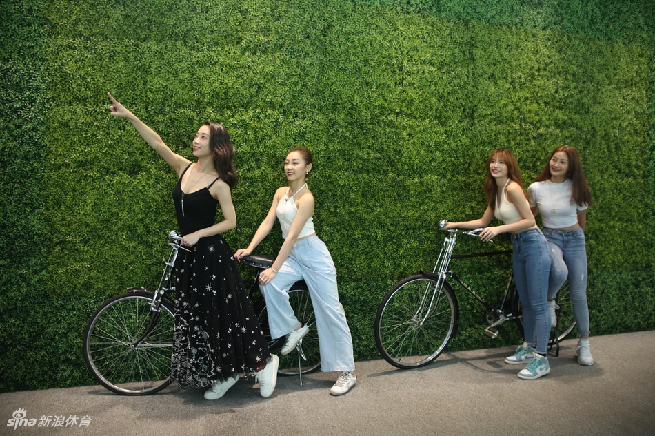 高颜值!女神啦啦队做客新浪