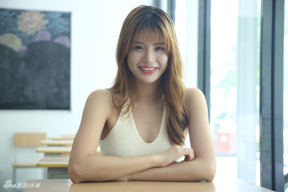 高颜值!女神啦啦队做客新浪