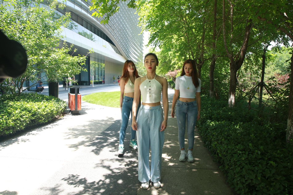 高颜值!女神啦啦队做客新浪