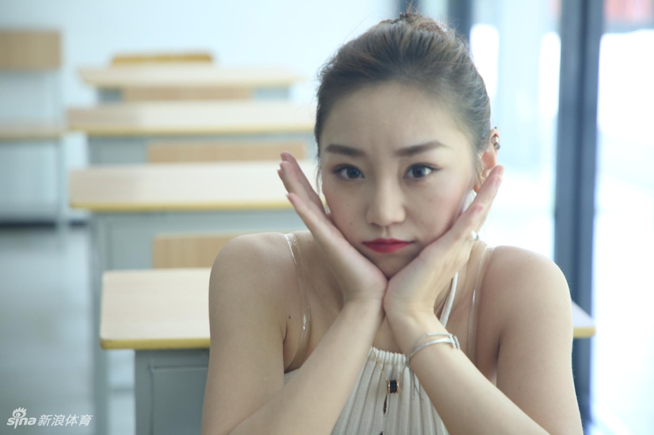 高颜值!女神啦啦队做客新浪