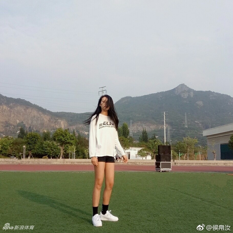 高挑模特姐姐!她还打过女篮校队