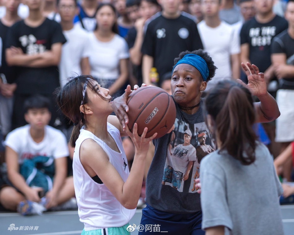 甜美霸气各种风格一应俱全 篮球美女阿苗美照合集