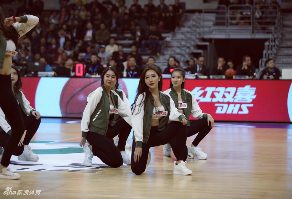 科比小迷妹！她可爱又肉感十足