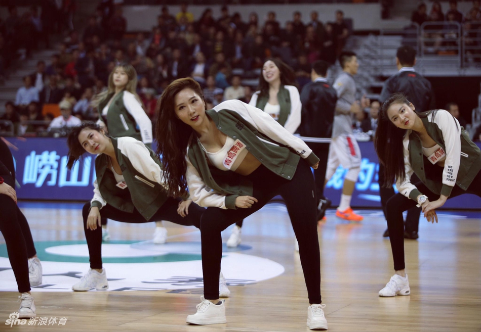 科比小迷妹！她可爱又肉感十足