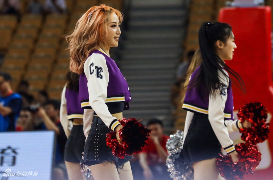 可爱!啦啦队助威女篮热身连胜