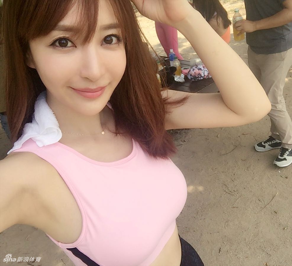 练舞的篮球女孩!这柔韧性无敌