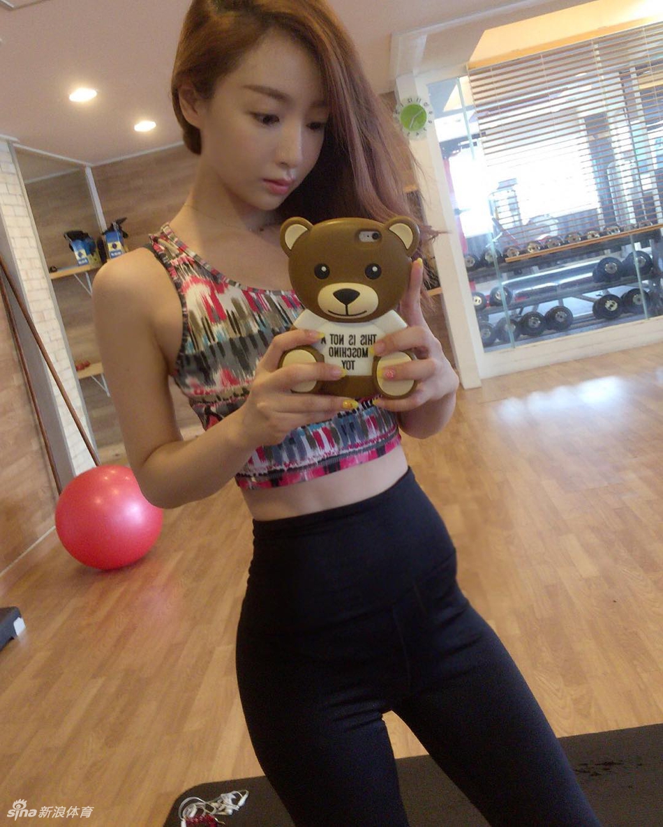 练舞的篮球女孩!这柔韧性无敌