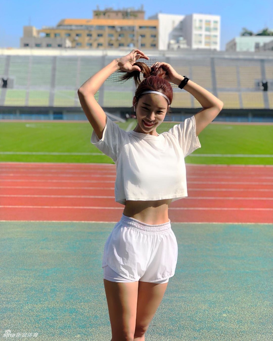好美！长跑美女身材匀称又有型