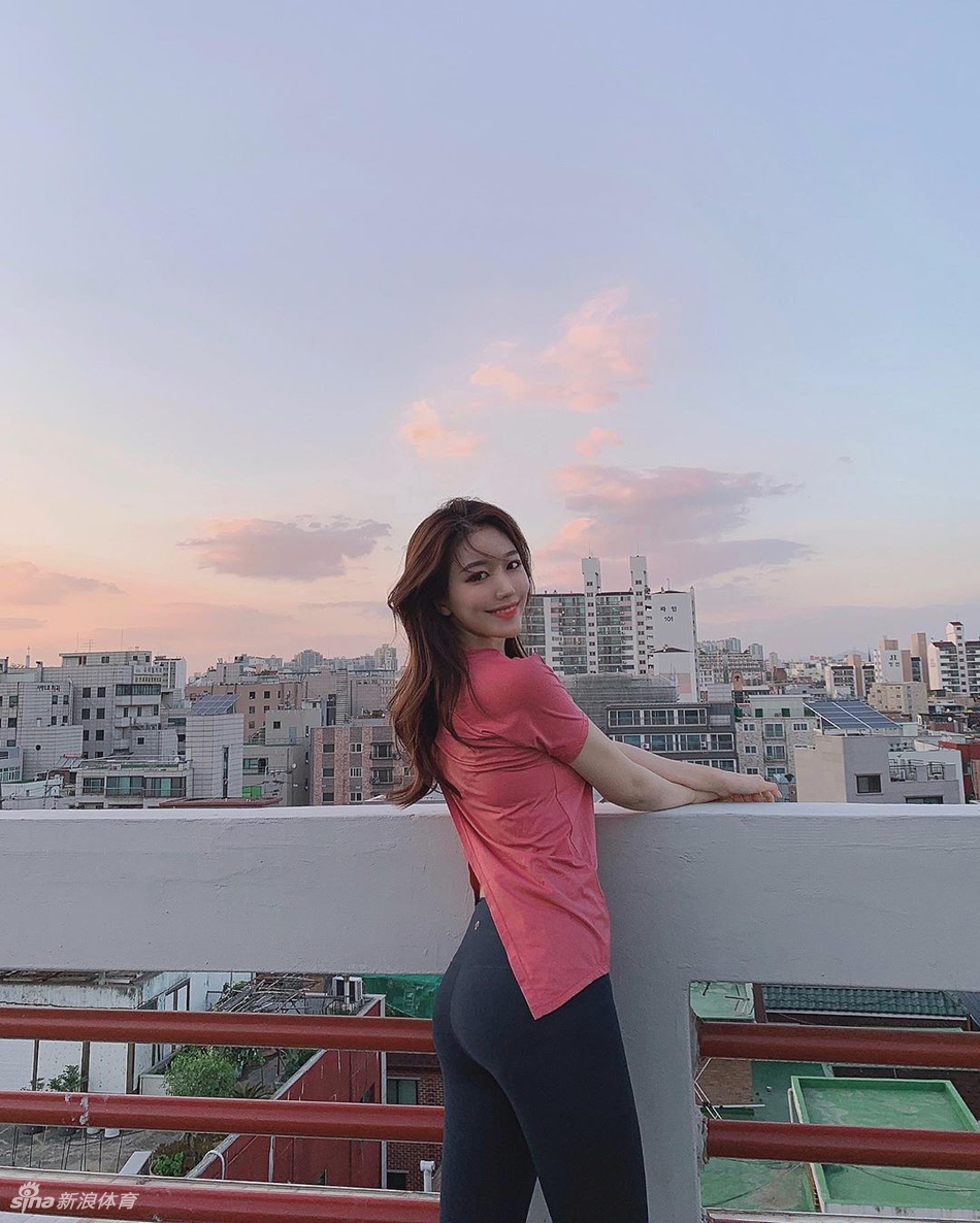 太撩人！长腿小姐姐爱健身柔韧性满分