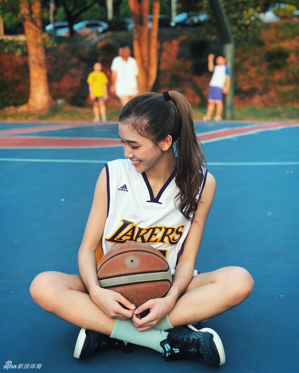 女生打篮球帅气图片图片