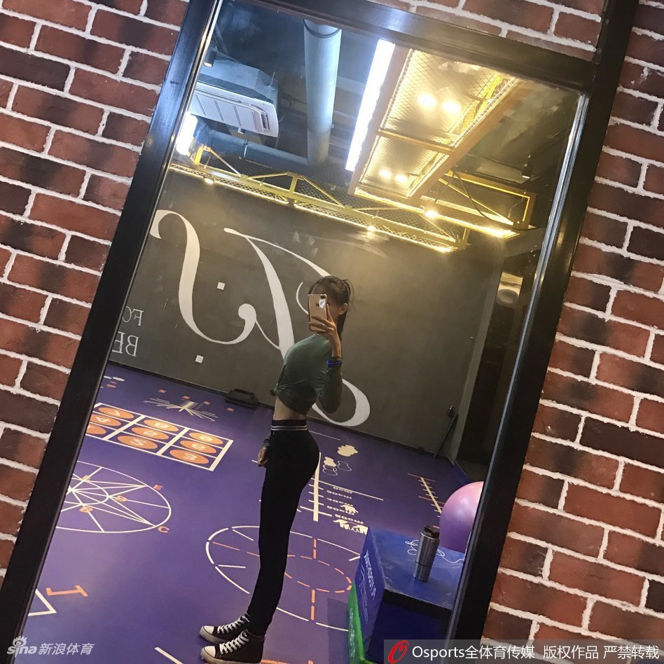 她是腿最长的健身女孩!