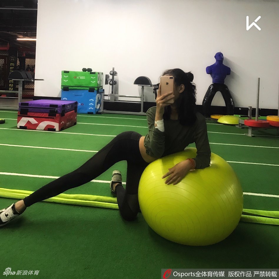 她是腿最长的健身女孩!