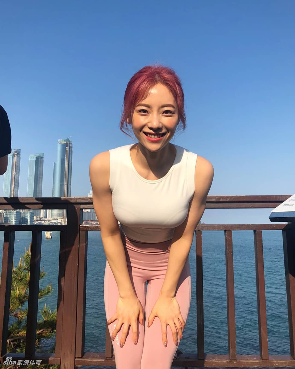 运动系轻熟女！这身材太养眼了