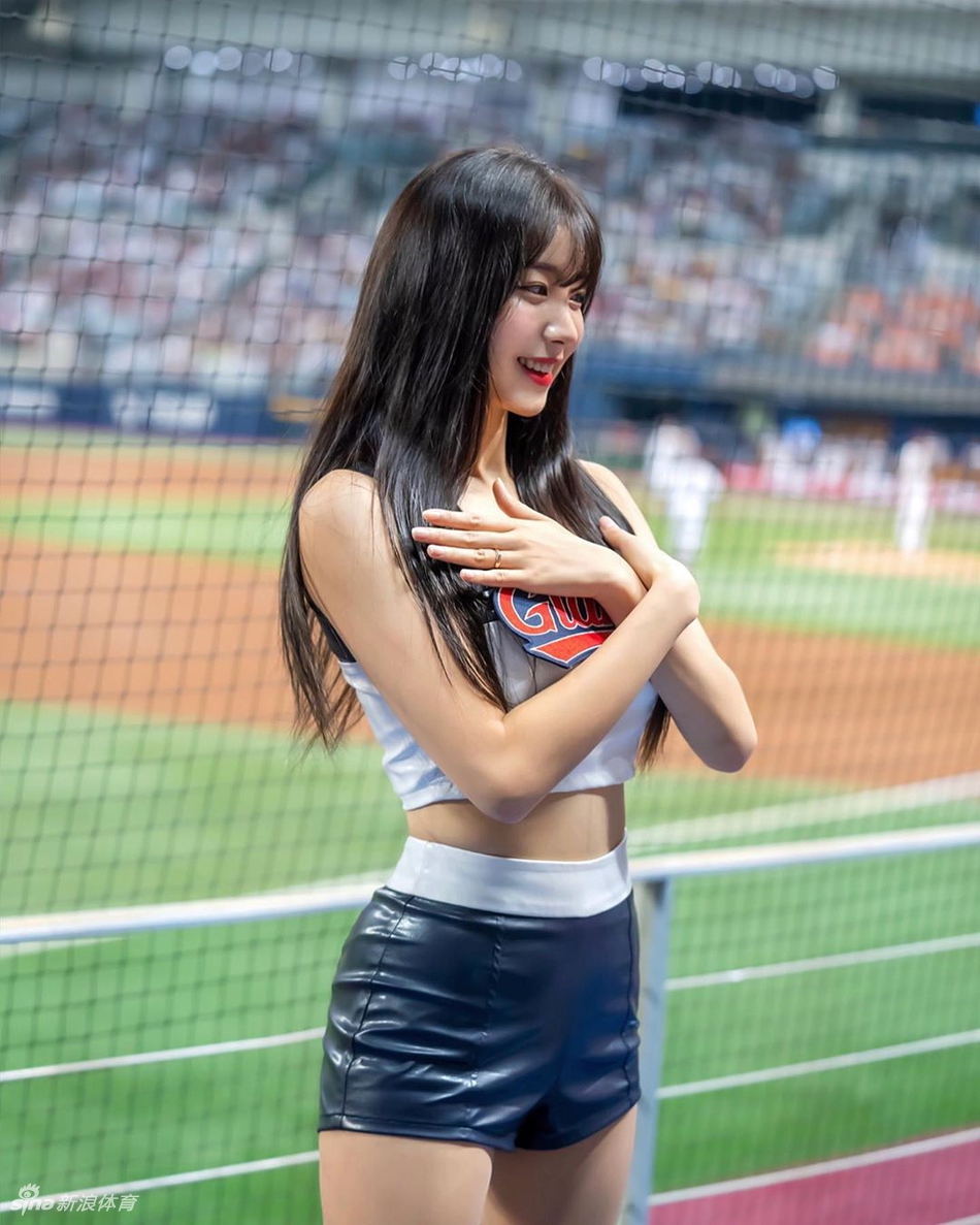 身材超赞！这个啦啦队女孩太美