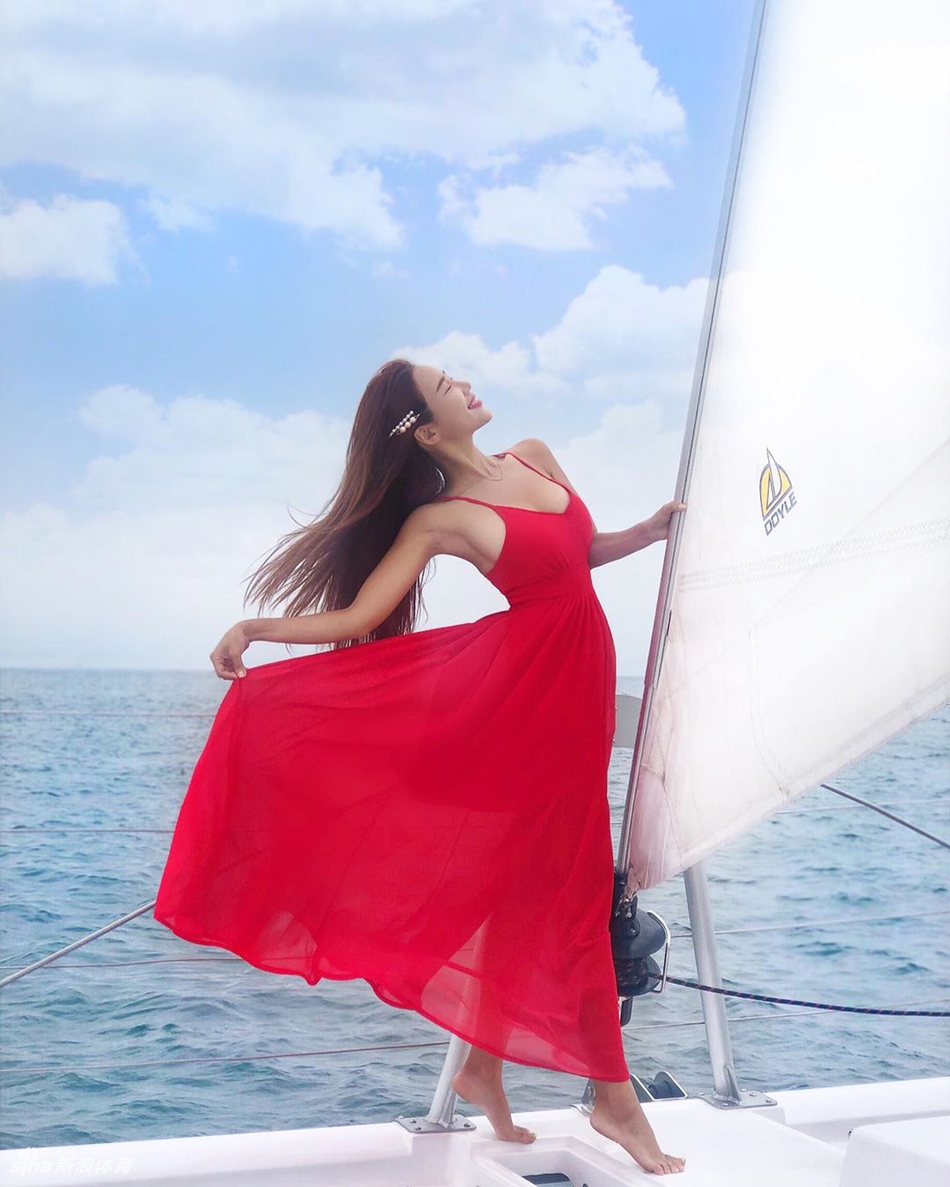 好美！长跑美女身材匀称又有型