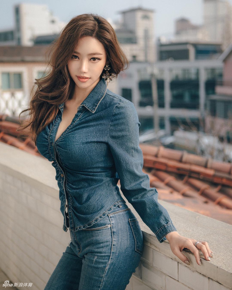 穿衣显瘦脱衣有肉!高挑运动女孩