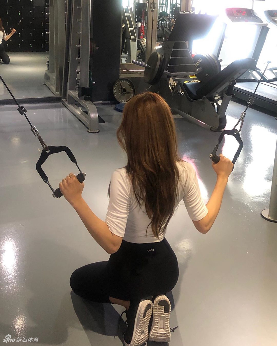 穿衣显瘦脱衣有肉!高挑运动女孩