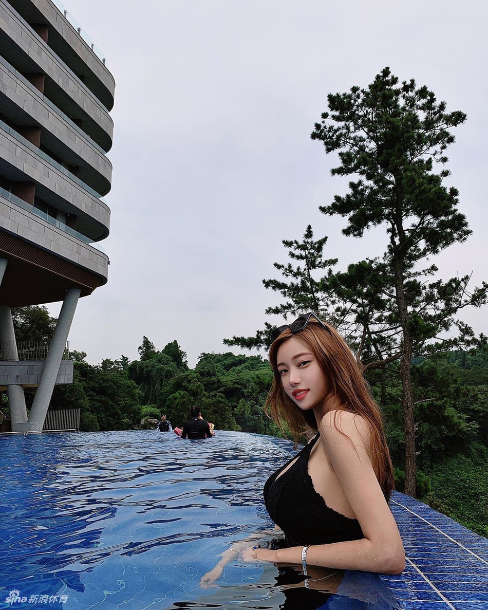 穿衣显瘦脱衣有肉!高挑运动女孩