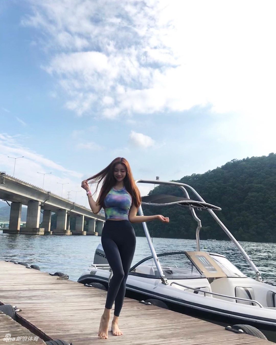 穿衣显瘦脱衣有肉!高挑运动女孩