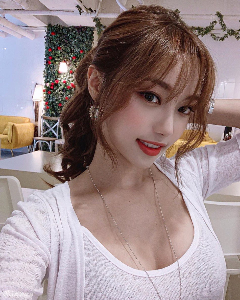 穿衣显瘦脱衣有肉!高挑运动女孩