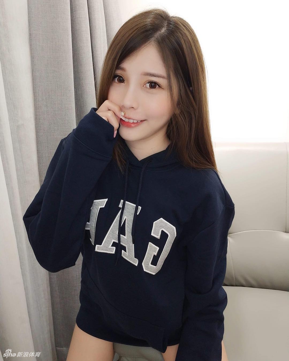 美艳游戏女主播爱篮球 气质台妹可爱来袭