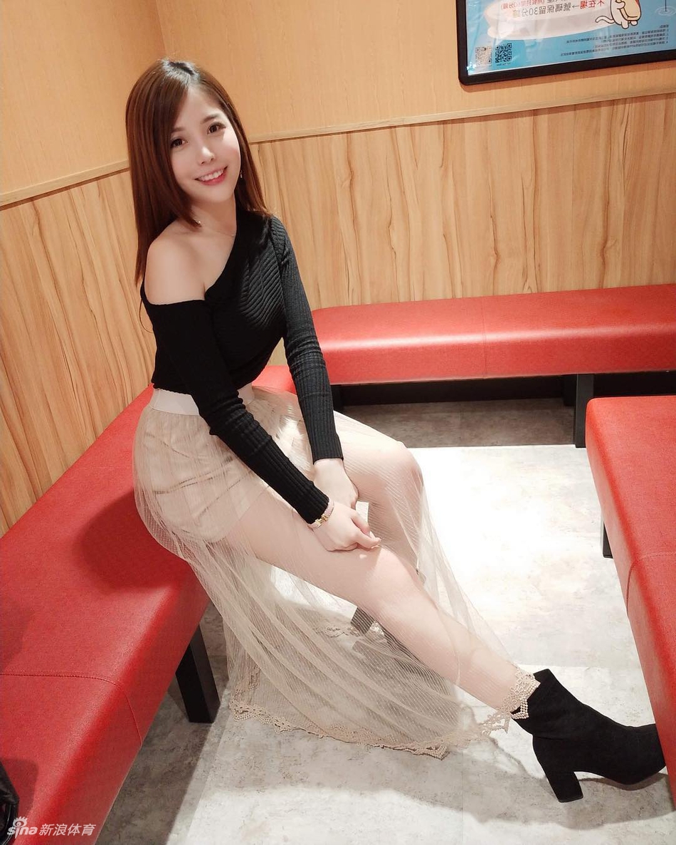 美艳游戏女主播爱篮球 气质台妹可爱来袭