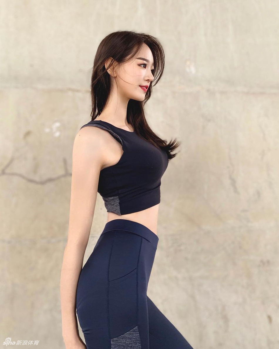 太撩人！长腿小姐姐爱健身柔韧性满分