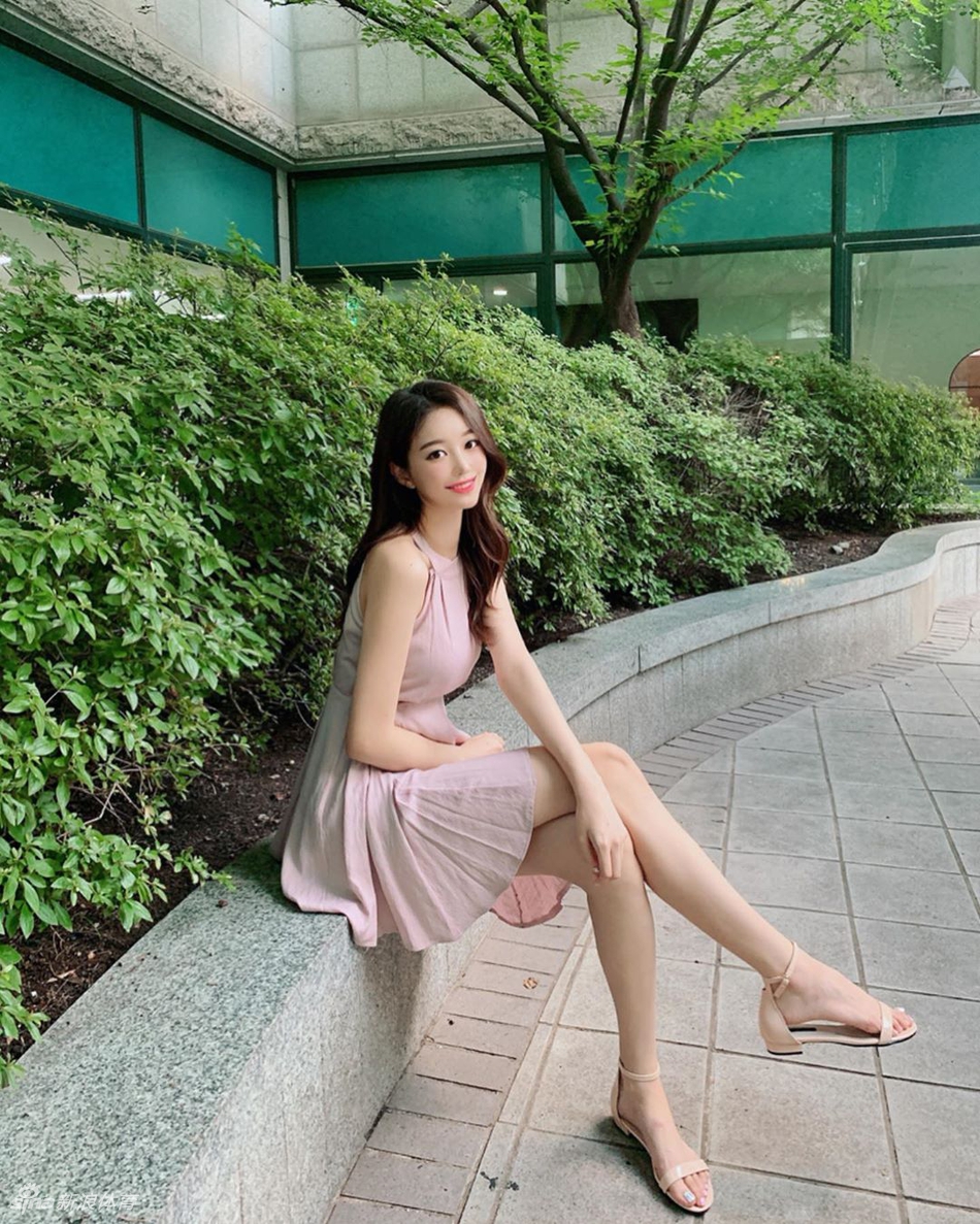 太撩人！长腿小姐姐爱健身柔韧性满分