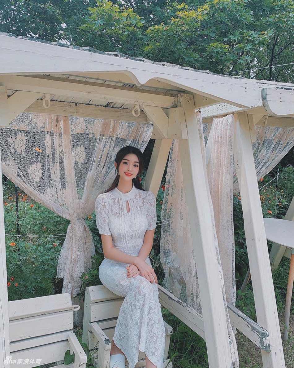 太撩人！长腿小姐姐爱健身柔韧性满分