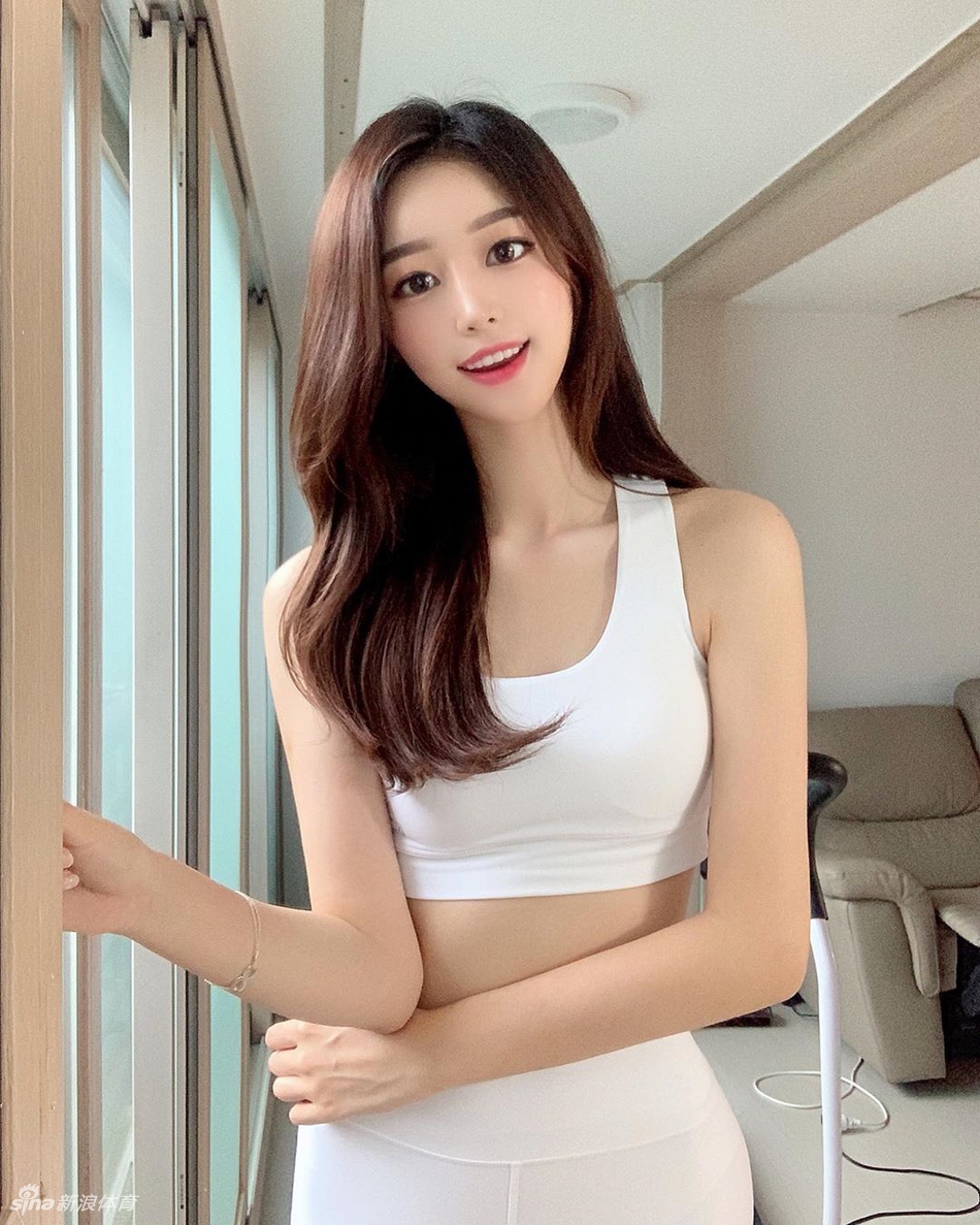 太撩人！长腿小姐姐爱健身柔韧性满分