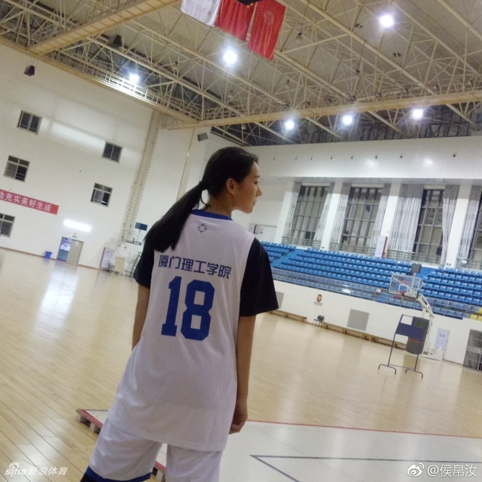 高挑模特姐姐!她还打过女篮校队