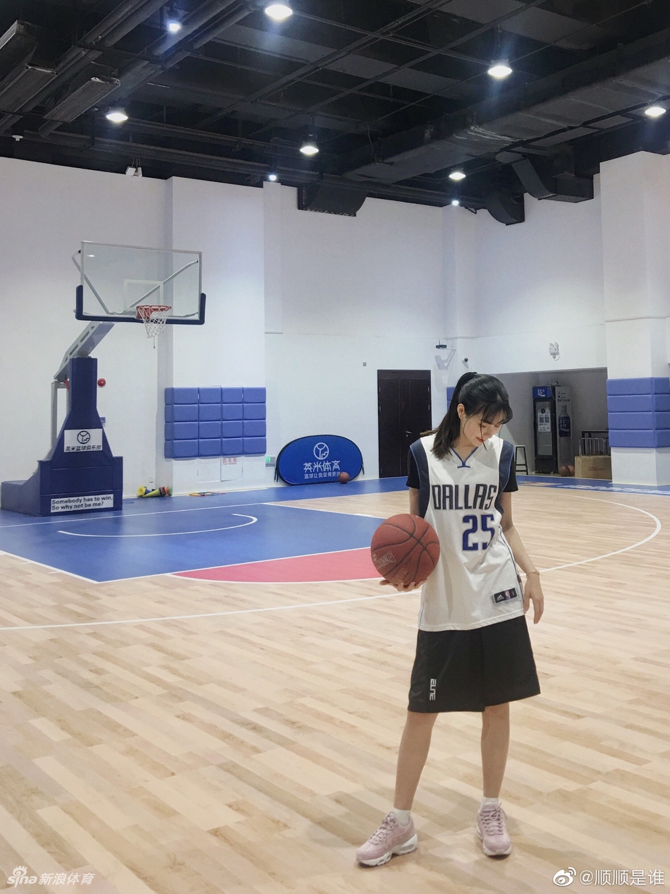 篮球小姐姐带你感受夏日的清凉!