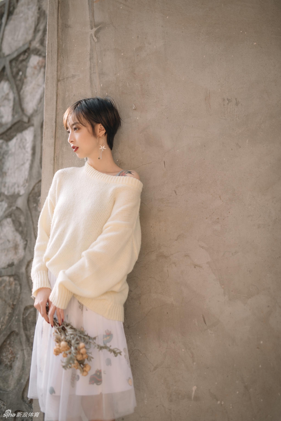 性感娇蛮还是短发!她的眼神会看醉