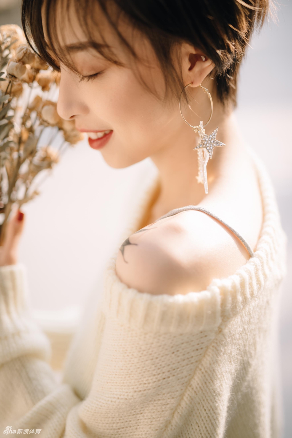 性感娇蛮还是短发!她的眼神会看醉