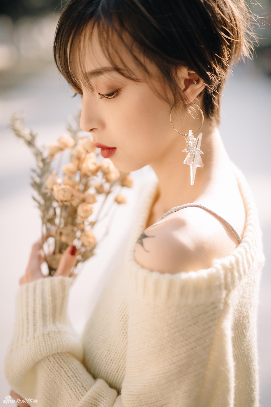 性感娇蛮还是短发!她的眼神会看醉