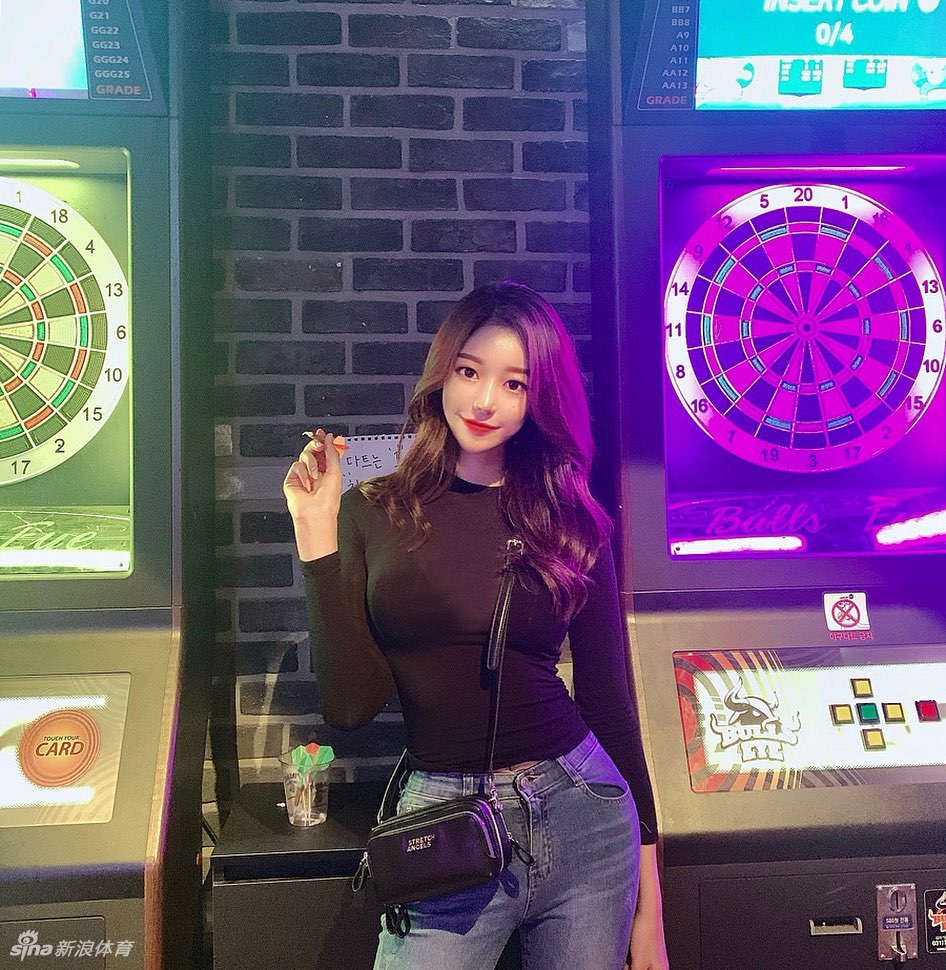 太撩人！长腿小姐姐爱健身柔韧性满分